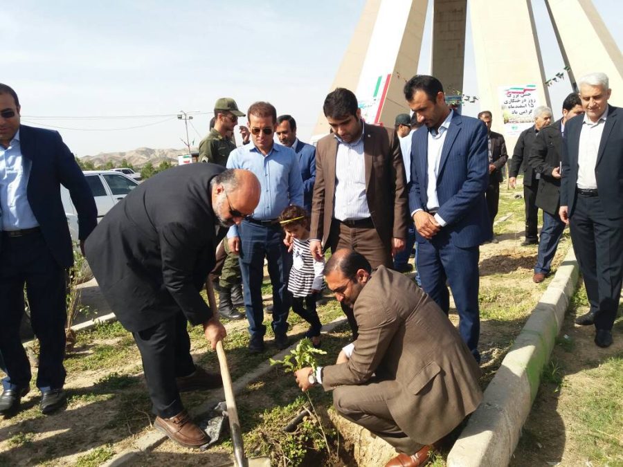 آیین نهال کاری به مناسبت روزدرختکاری وهفته منابع طبیعی در مسجدسلیمان برگزار گردید