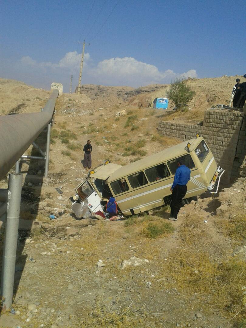 مصدوم شدن ۱۶ دانش آموز شهرستان لالی در سانحه تصادف مینی بوس