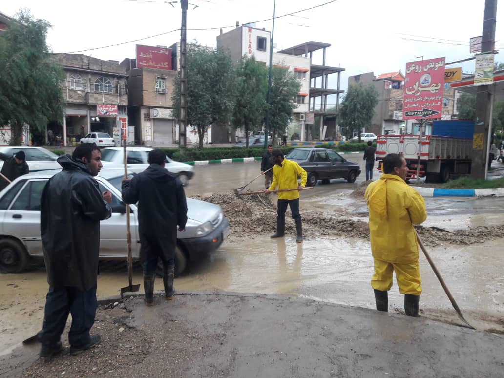 رفع آبگرفتگی و پاکسازی معابر شهری توسط نیروهای اجرایی شهرداری مسجدسلیمان