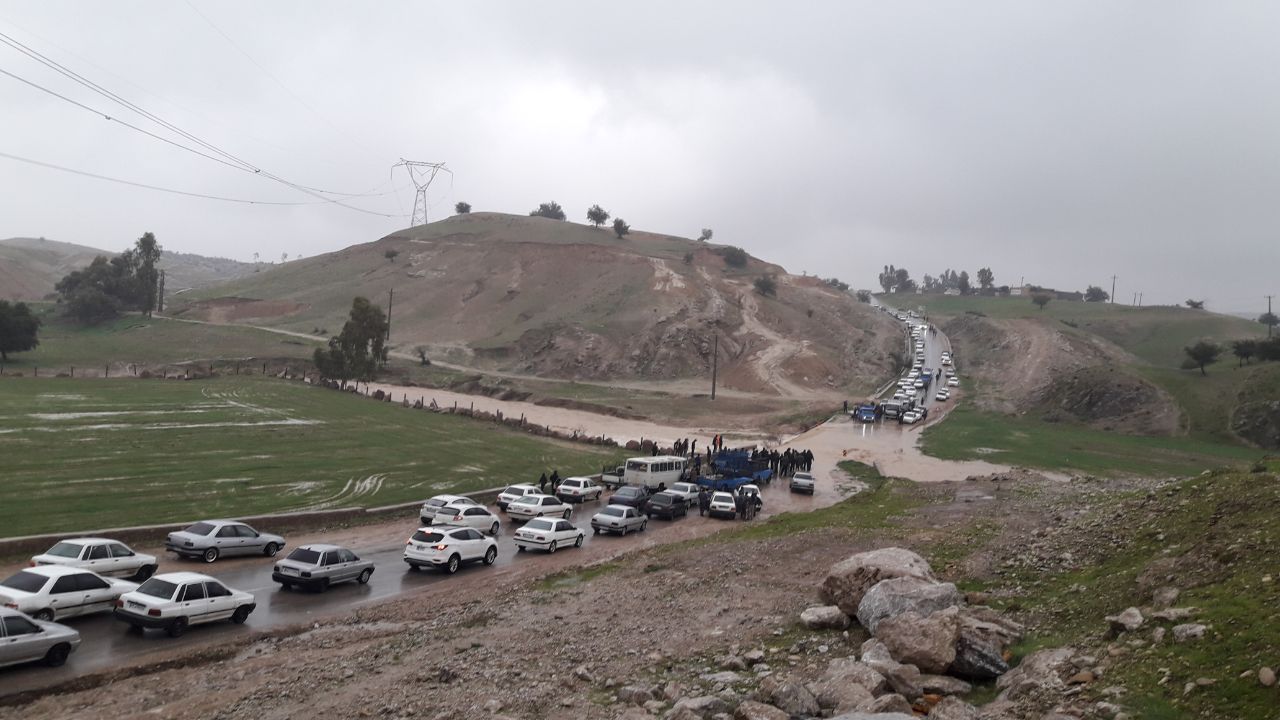 مسدود شدن راه ارتباطی مسجدسلیمان به اندیکا بر اثر طغیان سیلاب در ابتدای شهرک طالقانی