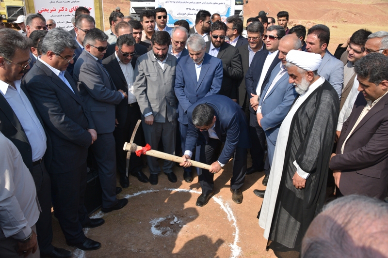 آیین آغاز عملیات احداث ۱۴۰۰ واحد مسکونی برای زلزله زدگان شهرستان مسجدسلیمان برگزار شد