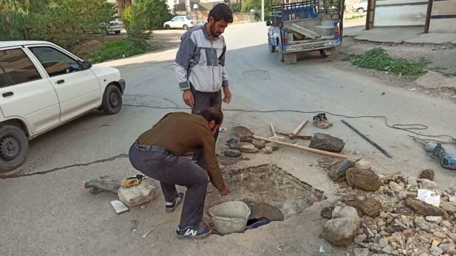 تولید و نصب درپوش بتنی کانالهای فاضلاب مناطق مختلف شهر توسط واحد امانی شهرداری