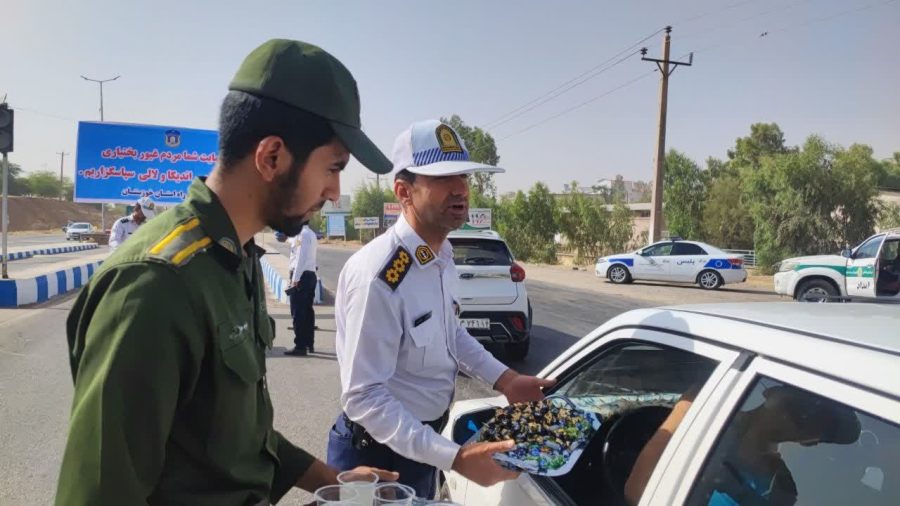 برپایی ایستگاه پذیرایی و تقدیر فرمانده پلیس راه مسجدسلیمان- اهواز در حمایت های مردمی از نیروهای مسلح