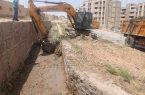 رفع موانع جریان روان‌آبها در منطقه نفتک / عملیات لایروبی مسیر کلانتری ۱۲ تا هوانیروز آغاز شد