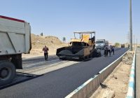 شتاب در تکمیل تعریض جاده گلف با وجود گرمای طاقت‌فرسا / عملیات آسفالت مسیر برگشت آغاز شد
