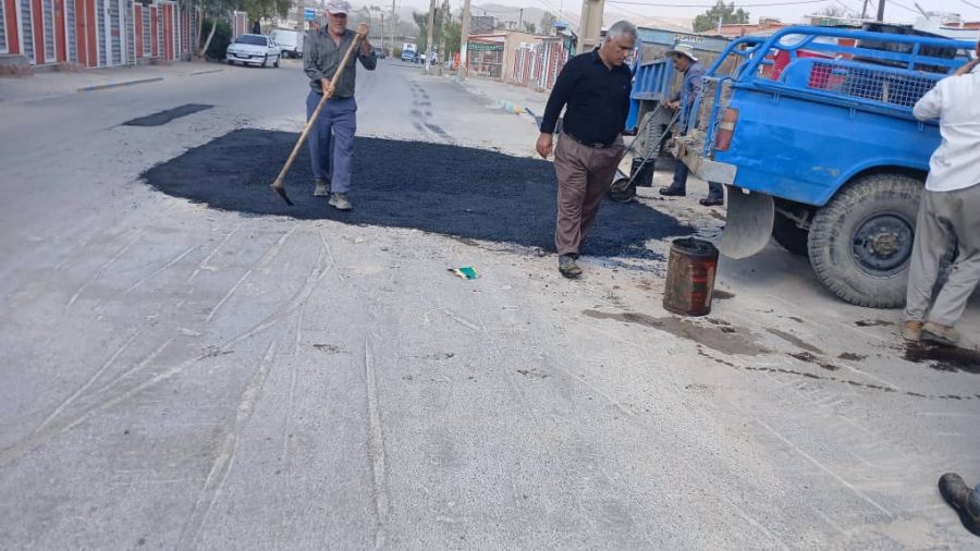 تداوم عملیات لکه‌گیری آسفالت در مناطق هشت‌بنگله، نفتون و دره اشکفت