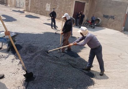 بهبود وضعیت تردد با اجرای لکه‌گیری و ترمیم معابر در هشت‌بنگله و بازار چشمه‌علی