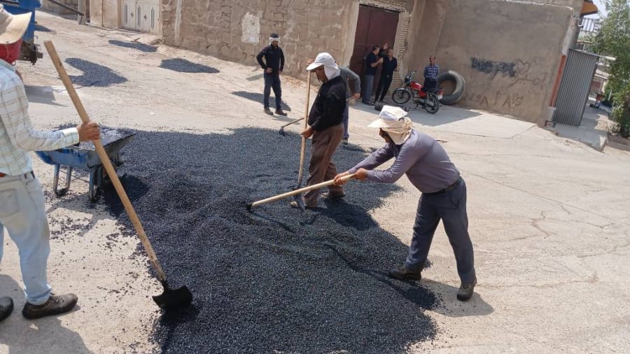 بهبود وضعیت تردد با اجرای لکه‌گیری و ترمیم معابر در هشت‌بنگله و بازار چشمه‌علی