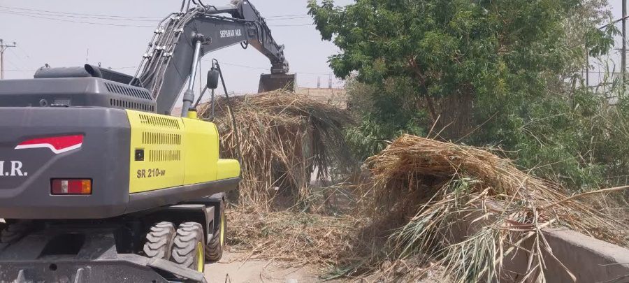 عملیات لایروبی کانال پارک هکتاری منطقه نفتک پس از چندین سال انجام شد