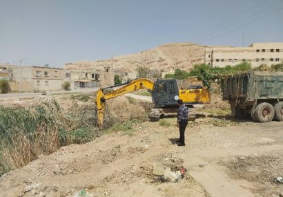 آغاز عملیات لایروبی کانال‌های منطقه نمره دو مسجدسلیمان با هدف رفع مشکلات آب‌های سطحی