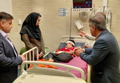 بازدید فرماندار و سرپرست شبکه بهداشت مسجدسلیمان از کودک سگ‌گزیده در بیمارستان ابوذر