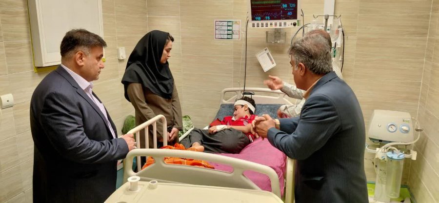 بازدید فرماندار و سرپرست شبکه بهداشت مسجدسلیمان از کودک سگ‌گزیده در بیمارستان ابوذر