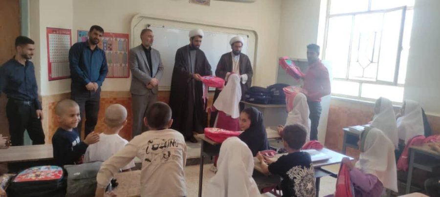 توزیع ۵۰۰ بسته لوازم التحریر میان دانش آموزان نیازمند مسجدسلیمان و اندیکا با کمک دو خیر جوان