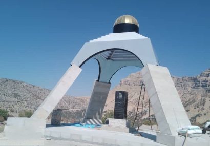 بازسازی بنای یادبود بهمن علاءالدین در اندیکا به پایان رسید