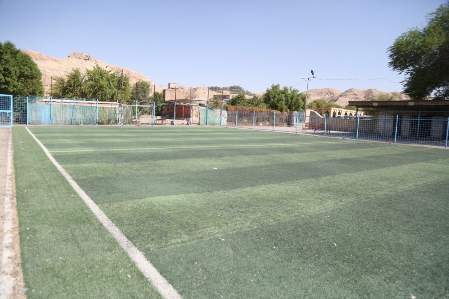 ساماندهی زمین چمن مصنوعی نفتون توسط شرکت بهره برداری نفت و گاز مسجدسلیمان انجام شد