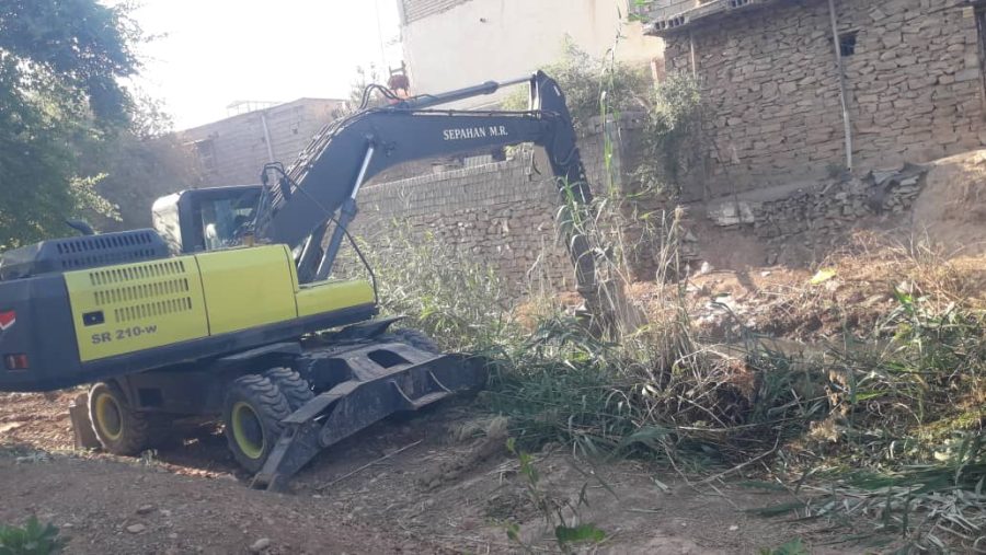 عملیات لایروبی کانال‌های محدوده باشگاه سوارکاران توسط شهرداری مسجدسلیمان