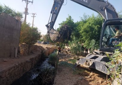 اقدام پیشگیرانه شهرداری مسجدسلیمان پیش از بارندگیها / لایروبی کانالها و مسیلهای منطقه چهاربیشه اجرا شد اقدام پیشگیرانه شهرداری مسجدسلیمان پیش از بارندگیها / لایروبی کانالها و مسیلهای منطقه چهاربیشه اجرا شد