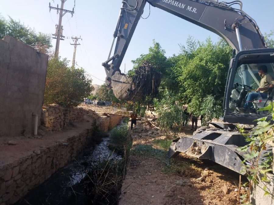 اقدام پیشگیرانه شهرداری مسجدسلیمان پیش از بارندگی‌ها / لایروبی کانال‌ها و مسیل‌های منطقه چهاربیشه اجرا شد