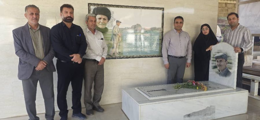 غبارروبی و عطرافشانی قبور برخی از مفاخر و نویسندگان شهرستان مسجدسلیمان