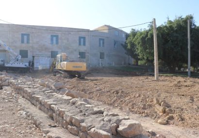 عملیات احداث چمن مصنوعی منطقه نمره هشت آغاز شد