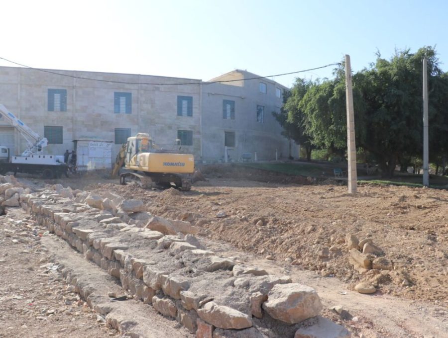 عملیات احداث چمن مصنوعی منطقه نمره هشت آغاز شد