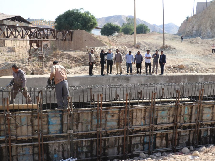 گام بلند شهرداری مسجدسلیمان در تکمیل پل مال‌کریم / بتن‌ریزی نهایی ستون‌ها انجام شد