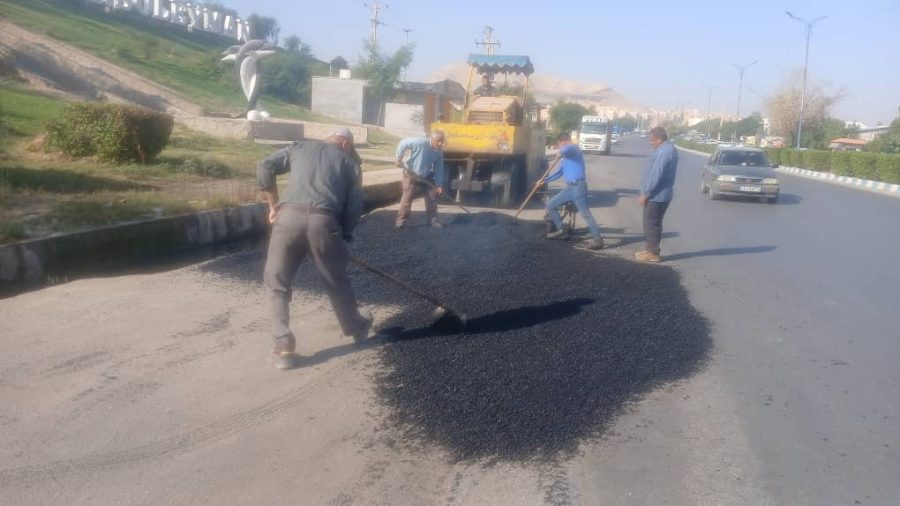 اجرای عملیات بهسازی و لکه‌گیری آسفالت در مناطق مختلف مسجدسلیمان