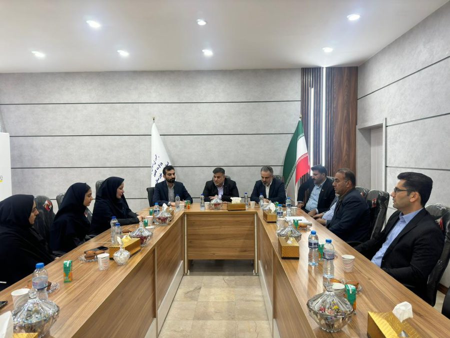 نقش زنان در ادارات و جامعه بسیار پررنگ و تأثیرگذار است