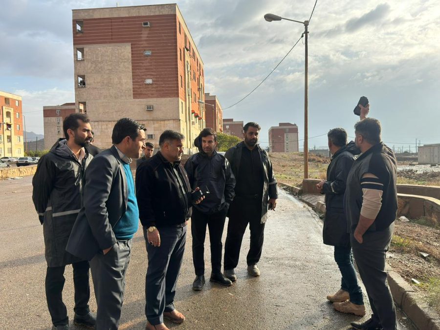 بازدید فرماندار مسجدسلیمان از نقاط آب‌گرفته شهرک ولیعصر و تاکید بر ساماندهی فوری دفع آب‌های سطحی
