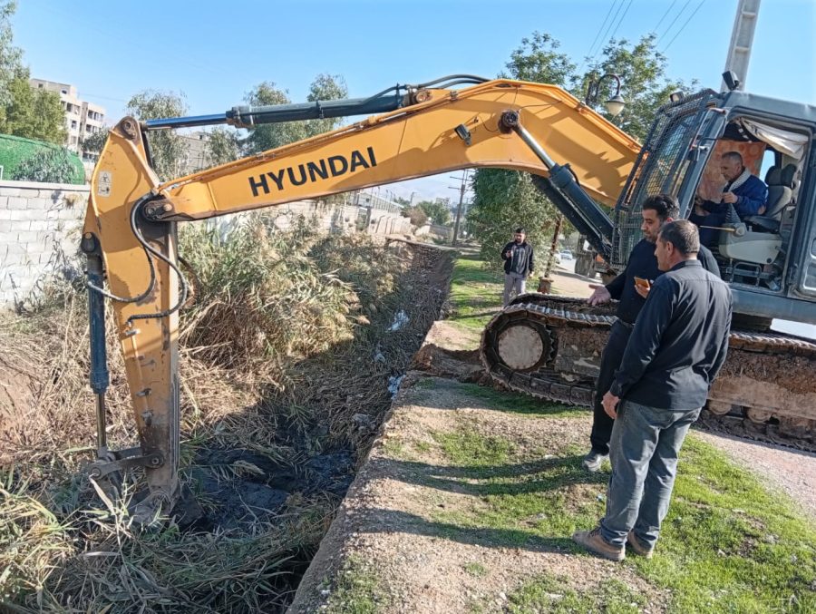 لایروبی کانال جنب پایانه ولیعصر در مسجدسلیمان