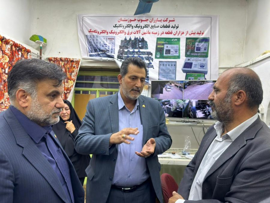 بازدید فرماندار مسجدسلیمان و مدیر صندوق کارآفرینی امید از یک واحد تولیدی