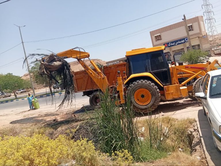 عملیات لایروبی کانال‌های جمع‌آوری آب‌های سطحی در محور اصلی نفتک به ریل‌وی