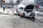 آتش‌سوزی خودروی دنا در سه‌راهی مخابرات مسجدسلیمان؛ حریق با اقدام سریع شهروندان و آتش‌نشانان مهار شد