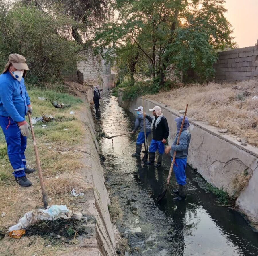 ساماندهی کانال‌های روباز منطقه بی‌بیان با آغاز عملیات لایروبی و آهک‌پاشی شهرداری