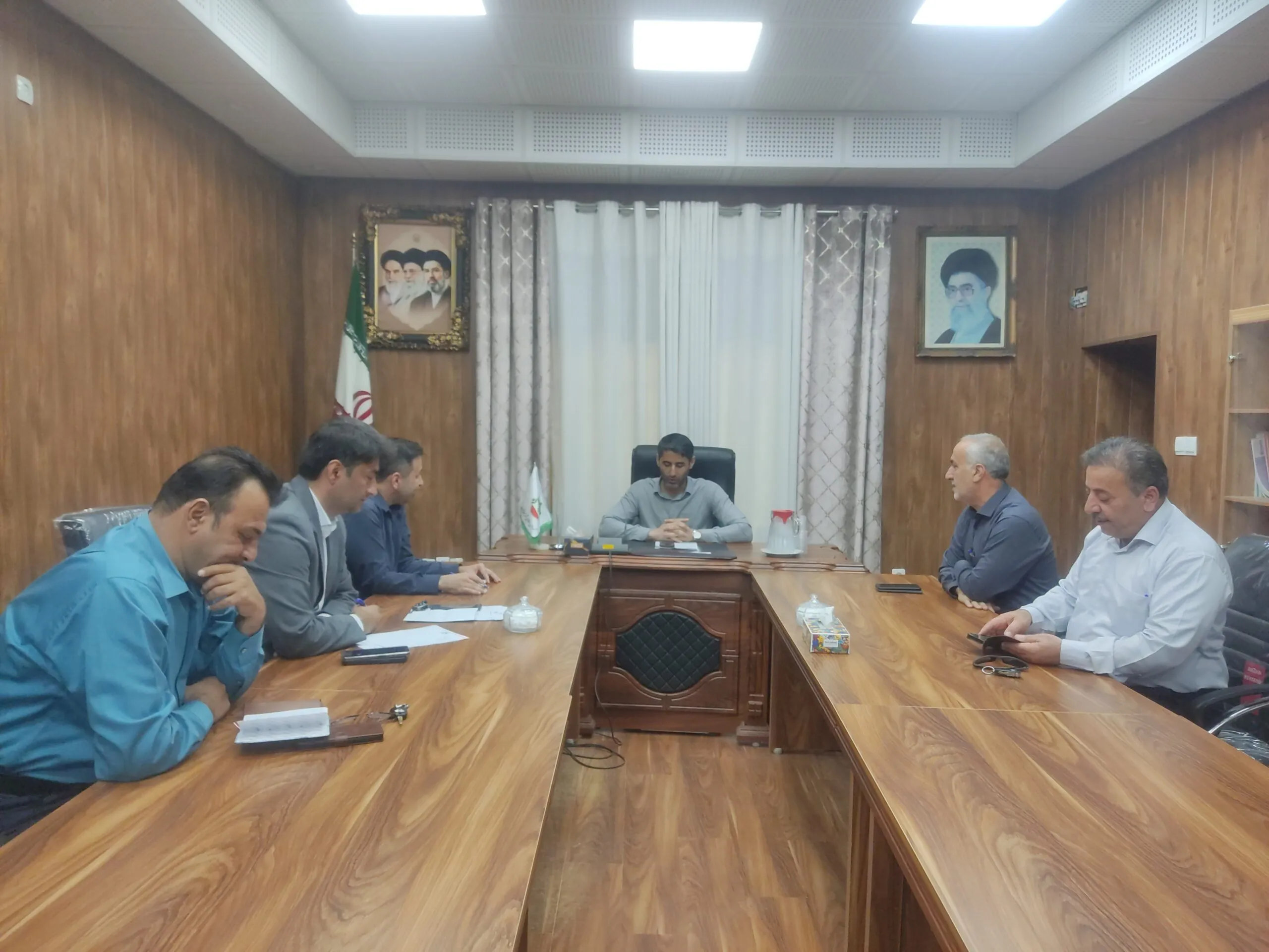بررسی مشکلات پارک بانوان و پل معلق تمبی در جلسه شورای شهر با سرپرست شهرداری مسجدسلیمان